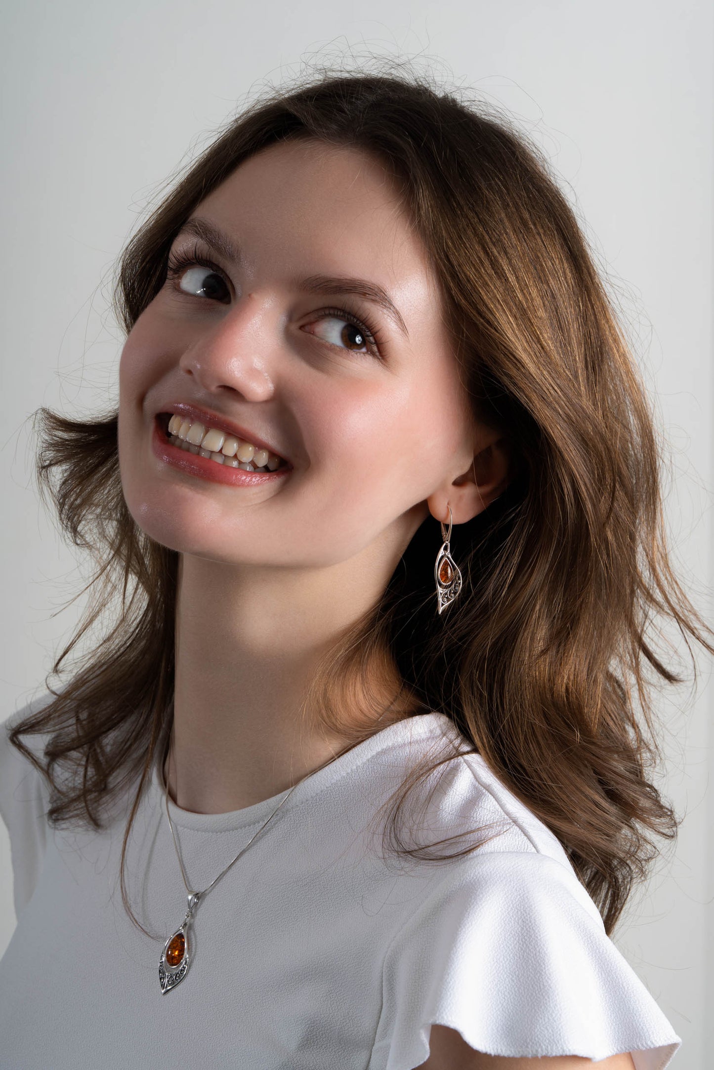 Srebrne kolczyki liście z bursztynem