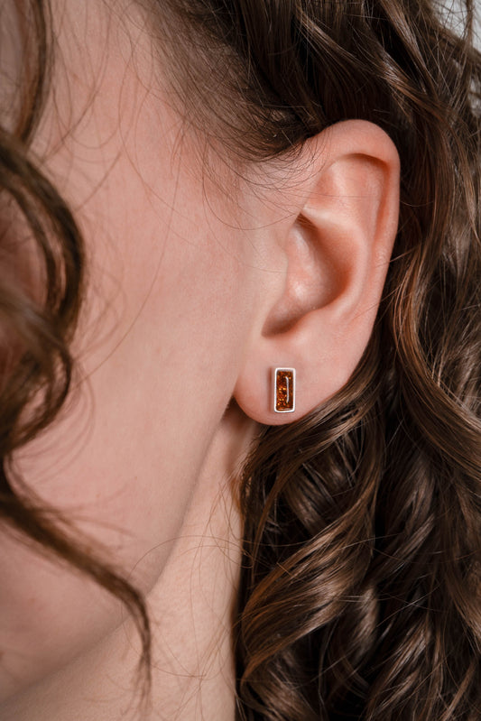 Srebrne małe prostokątne kolczyki z bursztynem