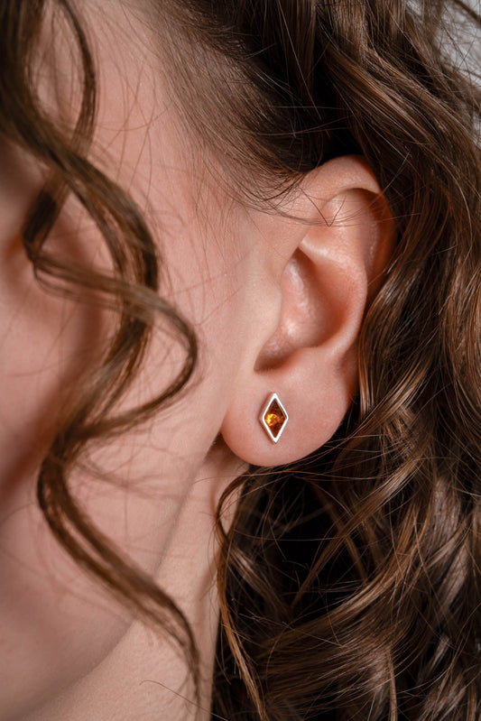 Srebrne małe kolczyki romby z bursztynem