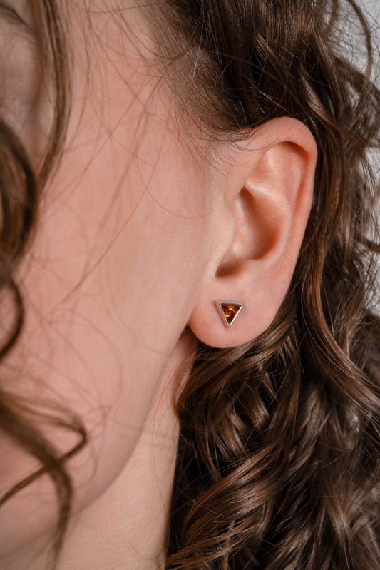 Srebrne małe trójkątne kolczyki z bursztynem