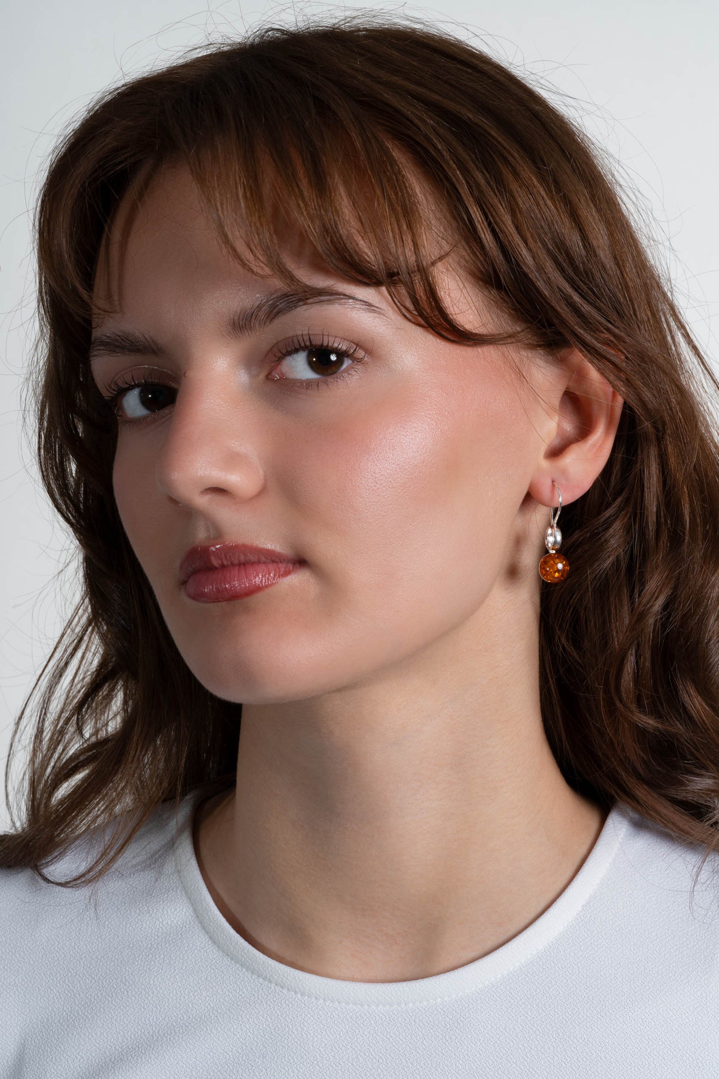 Srebrne okrągłe kolczyki z bursztynem