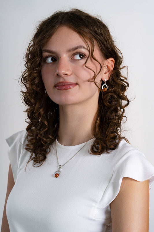 Srebrna zawieszka z bursztynem