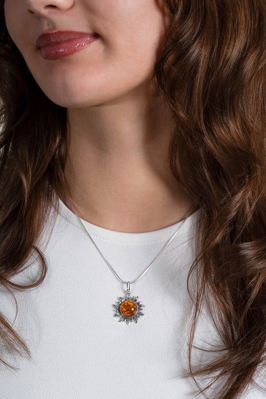 Srebrna zawieszka z bursztynem