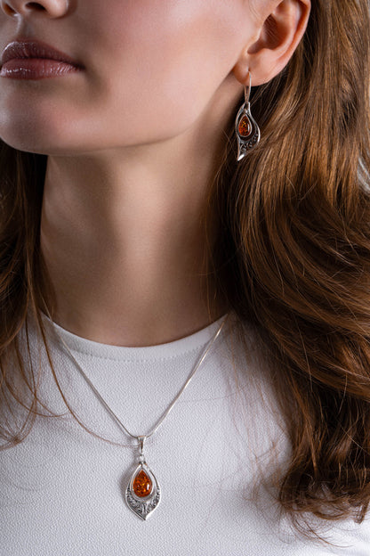 Srebrne kolczyki liście z bursztynem