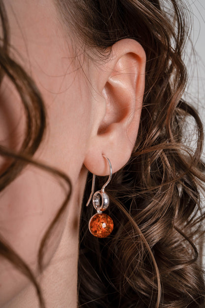 Srebrne okrągłe kolczyki z bursztynem