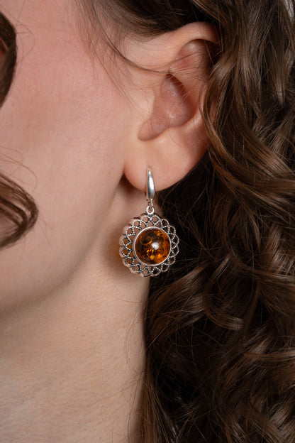 Srebrne duże ażurowe kolczyki z bursztynem