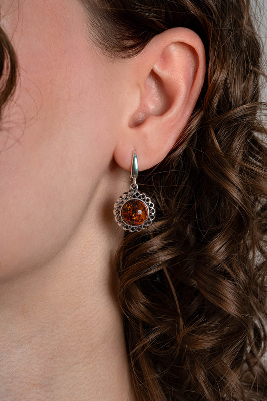 Srebrne małe ażurowe kolczyki z bursztynem