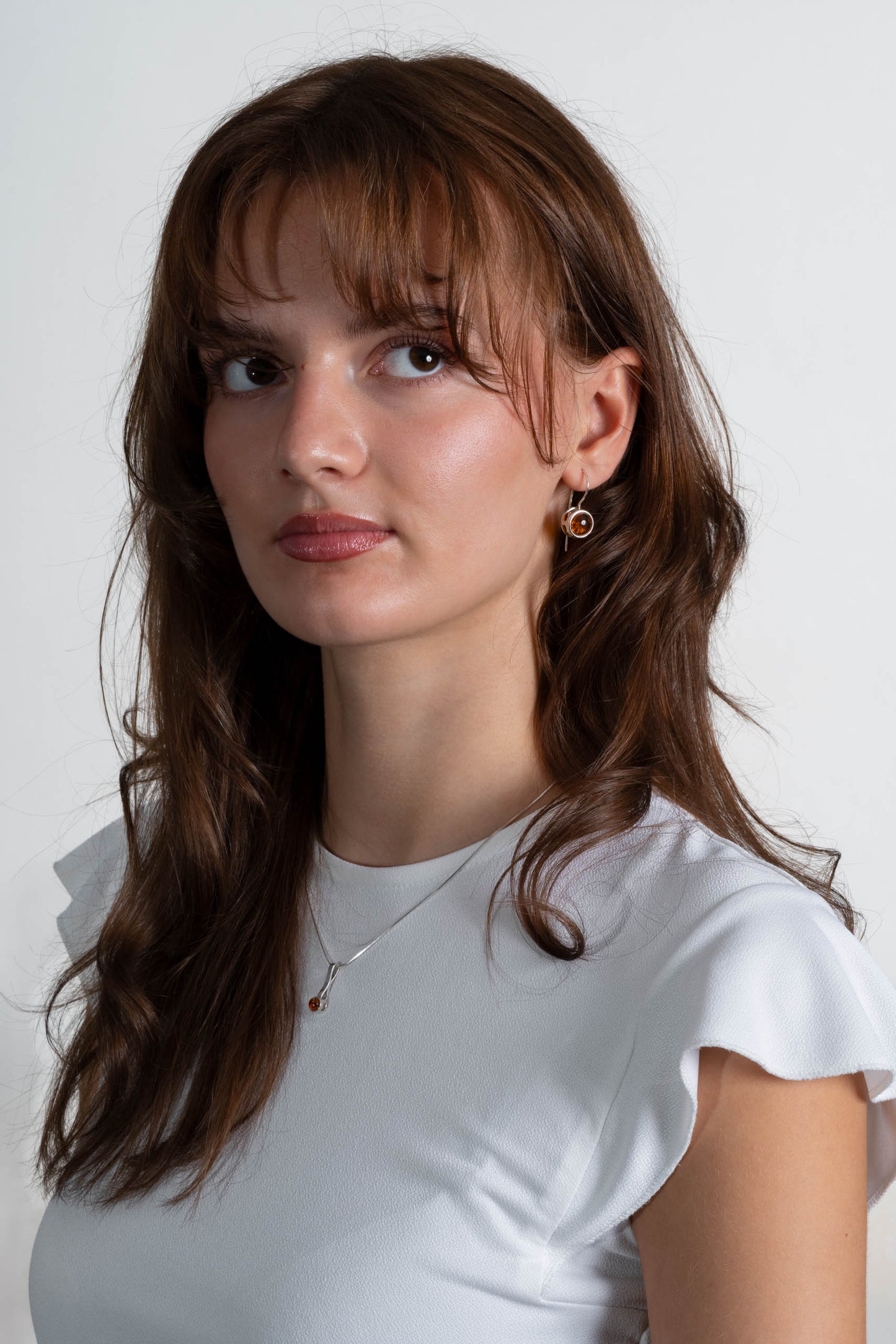 Srebrne okrągłe kolczyki z bursztynem