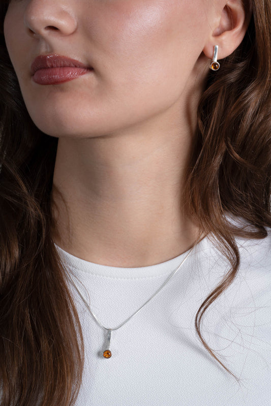 Srebrna zawieszka z bursztynem