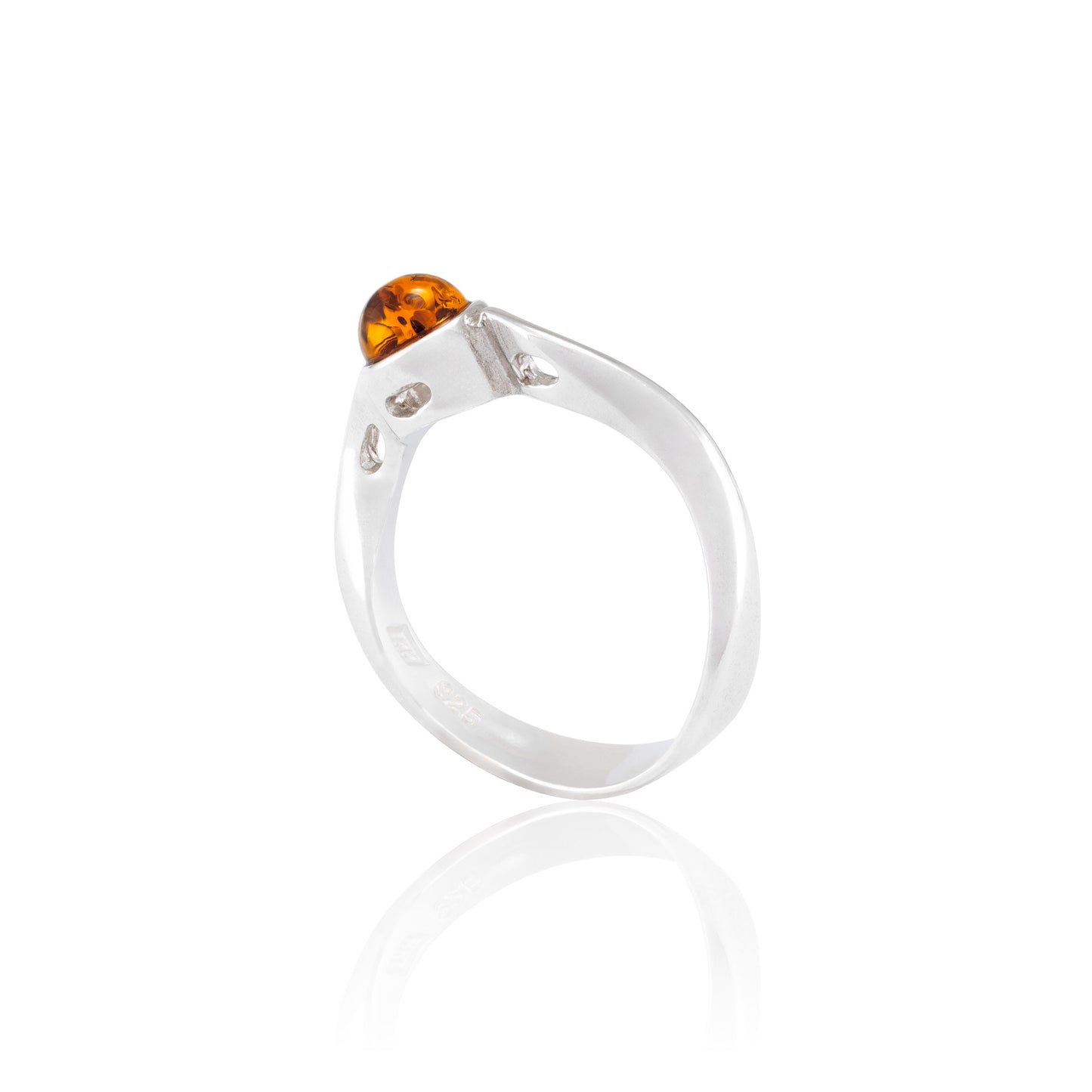 Pierścionek srebrny z małym, okrągłym bursztynem - Fenix Jewellery