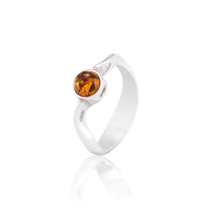Pierścionek srebrny z małym, okrągłym bursztynem - Fenix Jewellery